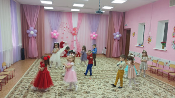 Сегодня праздник наших мам и мы их поздравляем! Сегодня праздник наших мам и мы их поздравляем!.
