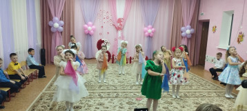 Сегодня праздник у девчат! Сегодня праздник у девчат!.